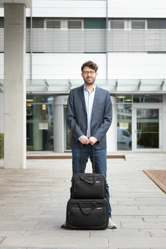 Markus Böhm mit Reisegepäck