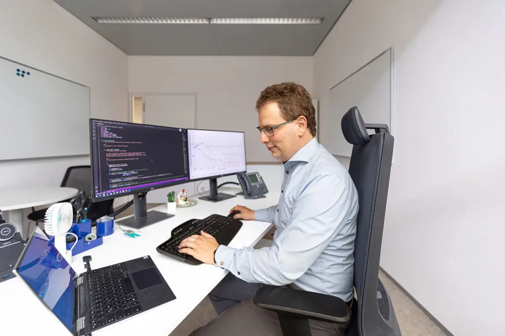 Dennis Bauer in seinem Büro