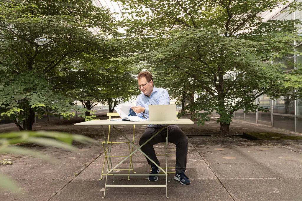 Dennis Bauer im Innenhof des Instituts für Industrielle Fertigung und Fabrikbetrieb