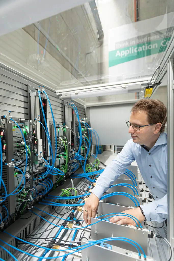 Dennis Bauer arbeitet am Druckluft-Demonstrator WanDa