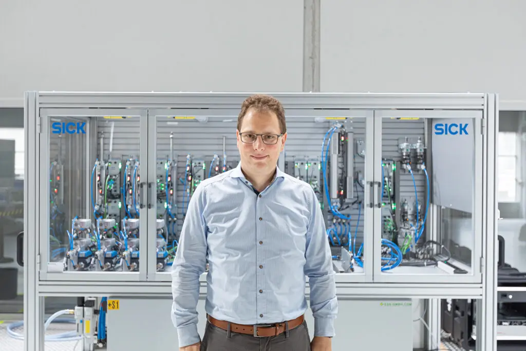 Dennis Bauer vor dem Druckluft-Demonstrator WanDa