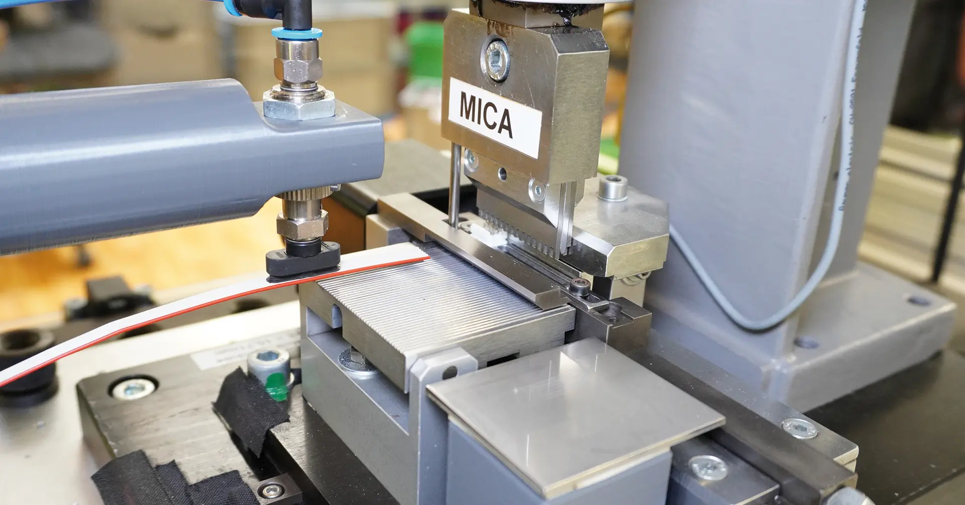 Automatisiertes Einlegen eines Flachbandkabels