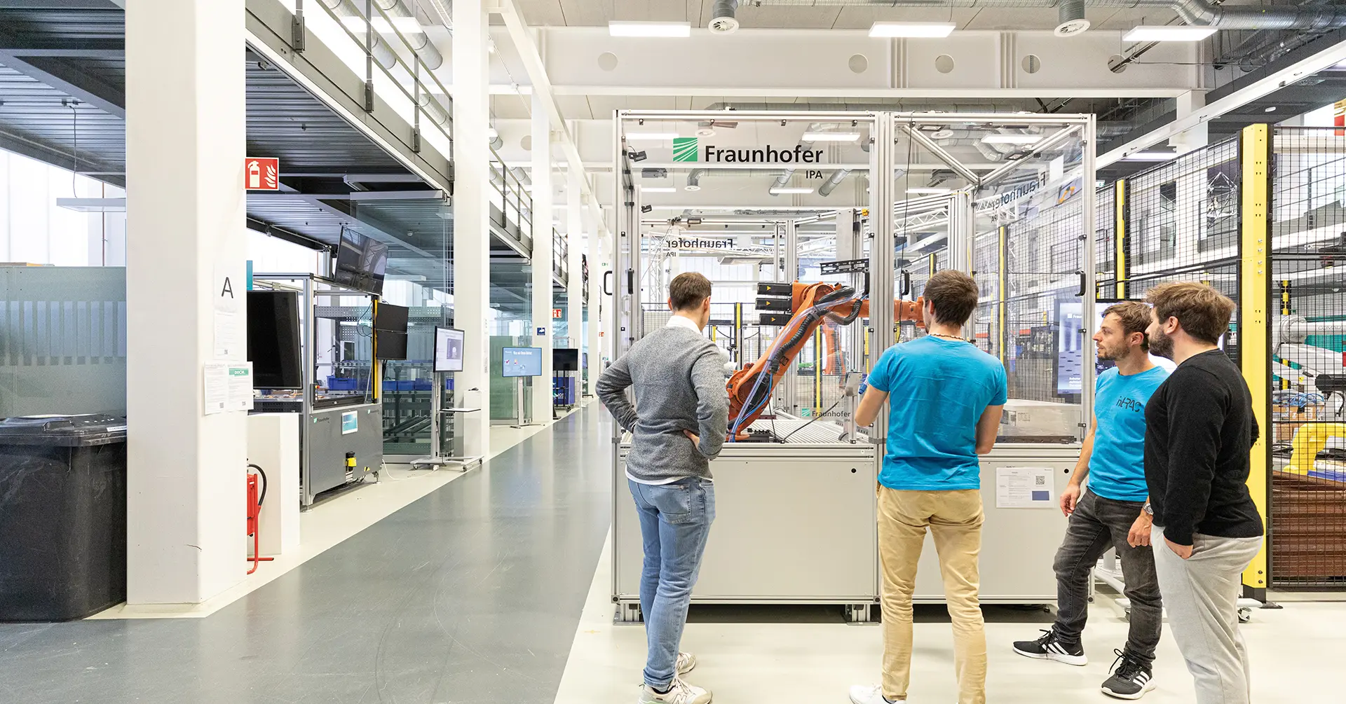 Mitarbeiter der Ausgründung Cellios zusammen mit Mitgliedern des Start-up Support Teams im Versuchsfeld des Fraunhofer IPA