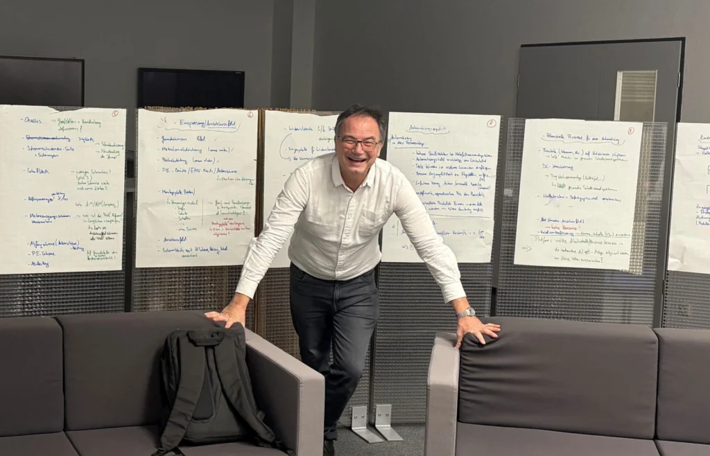Johannes Wößner in einem Workshop zur Automatisierungs-Potenzialanalyse.