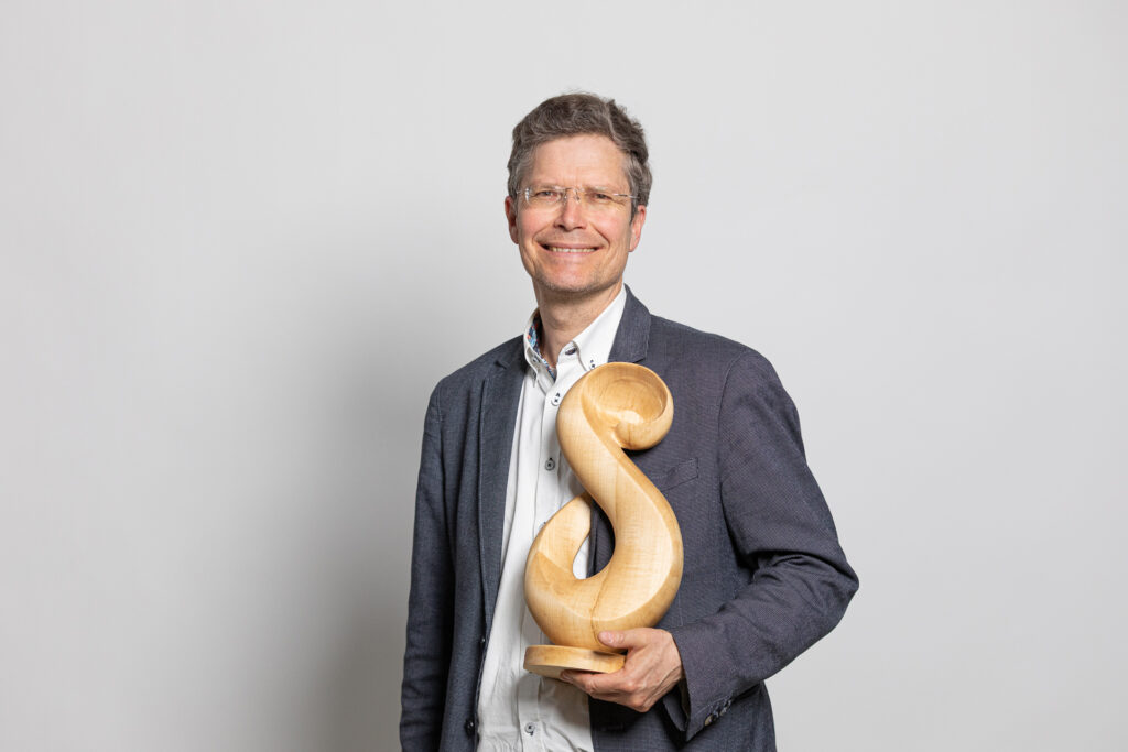 Oliver Schwarz mit Trophäe