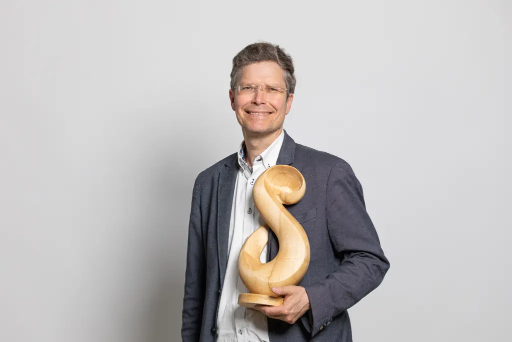 Oliver Schwarz mit Trophäe