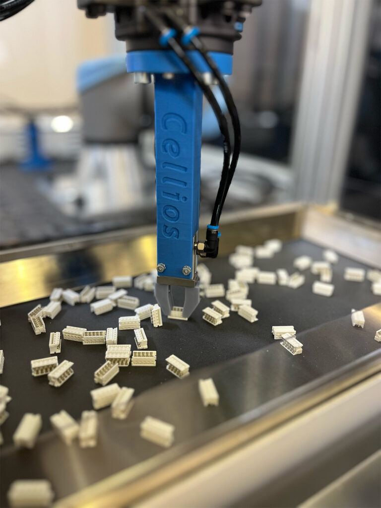 Roboter greift Klemme