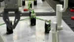 KI-basierte Roboteranwendungen schaffen selbst kleinteilige Aufgaben in der Kabelkonfektion wie das Einführen von Kabeln in verschiedenste Stecker.