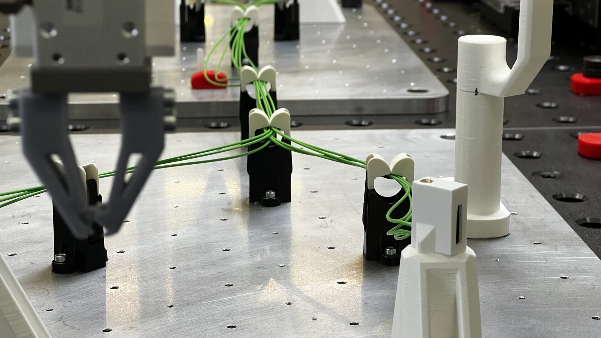 KI-basierte Roboteranwendungen schaffen selbst kleinteilige Aufgaben in der Kabelkonfektion wie das Einführen von Kabeln in verschiedenste Stecker.