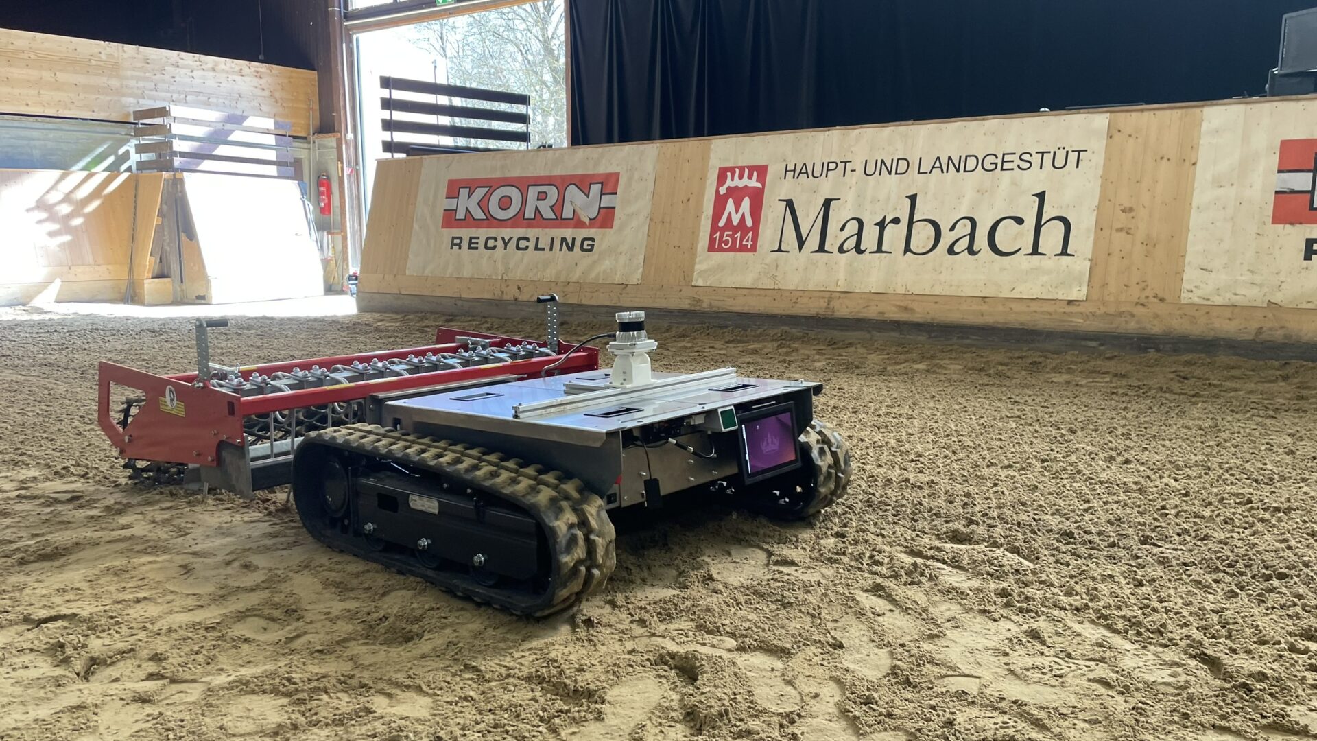 Roboter wie ARA vom Fraunhofer IPA haben beim Nivellieren von Böden in Reithallen hinsichtlich Gewicht, Emissionen und Einsatzzeit viele Vorteile gegenüber bisher genutzten Schleppern.