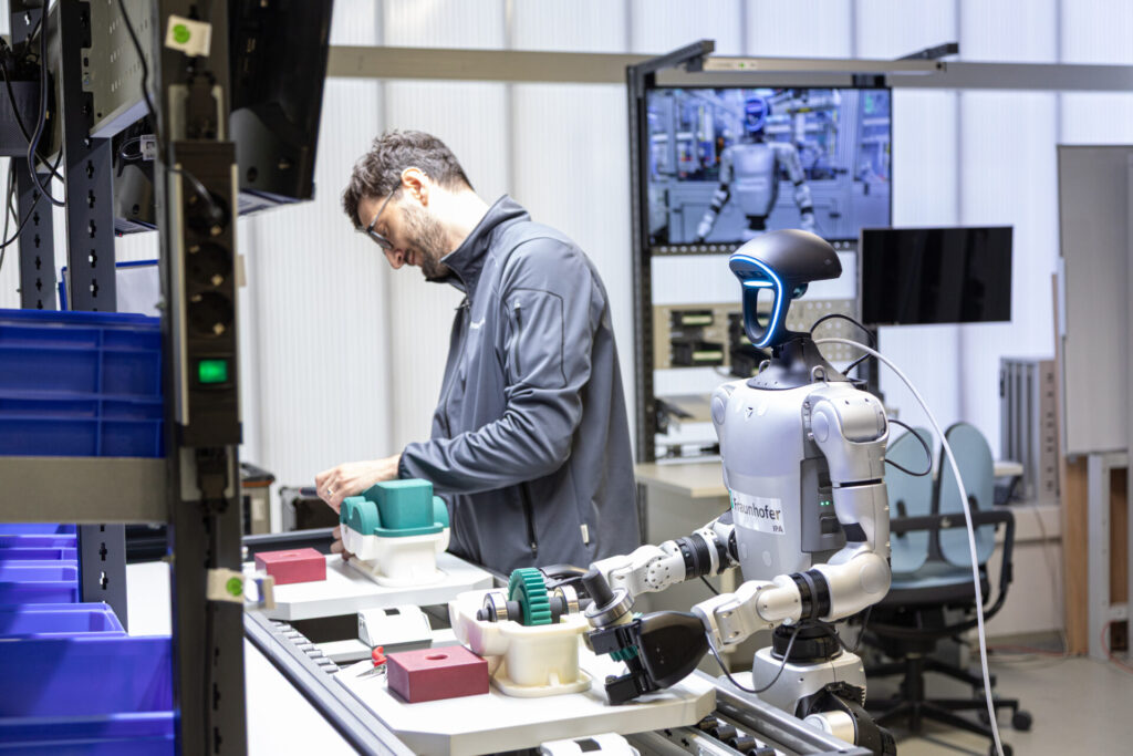 Humanoider im direkten Umfeld des Menschen.