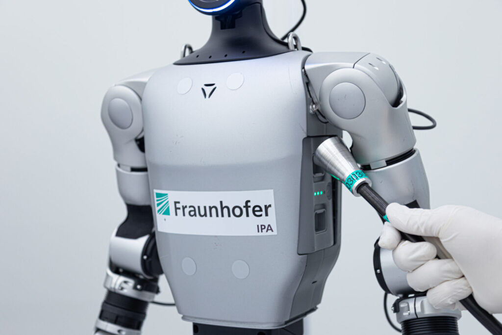 Untersuchungen Humanoider auf Reinraumtauglichkeit. (Quelle: Fraunhofer IPA/Foto: Rainer Bez)